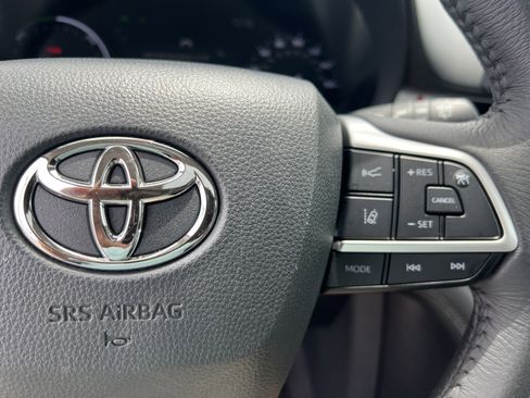 Certified 2025 Toyota Sienna XLE FWD image 12