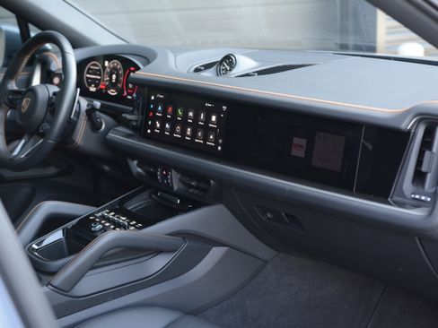 Certified 2025 Porsche Cayenne S AWD/4WD image 28