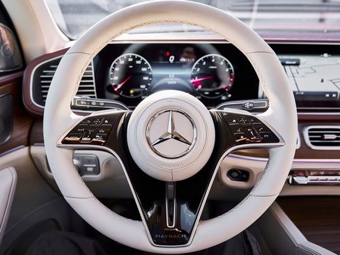 Used 2024 Mercedes-Benz Maybach GLS 600 4MATIC image 58