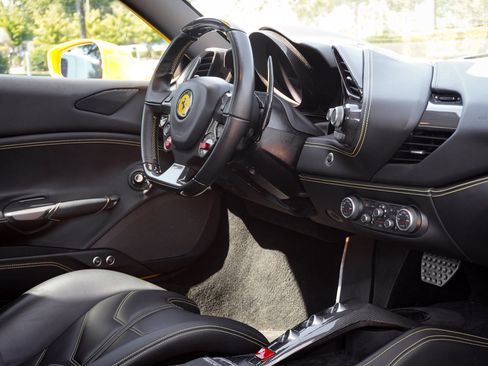 Used 2018 Ferrari 488 GTB RWD image 37