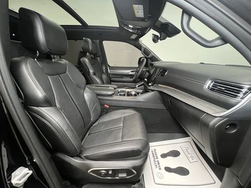 Used 2024 Jeep Wagoneer L Series III w/ Premium Group I image 12