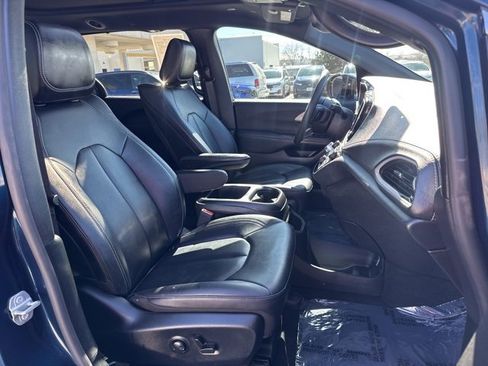Used 2025 Chrysler Pacifica Select w/ Uconnect Theater Family Group image 10