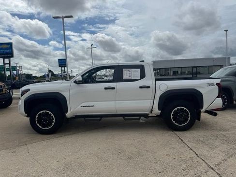 Used 2024 Toyota Tacoma TRD Off-Road AWD/4WD image 22