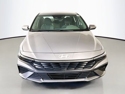 Used 2025 Hyundai Elantra SE image 2