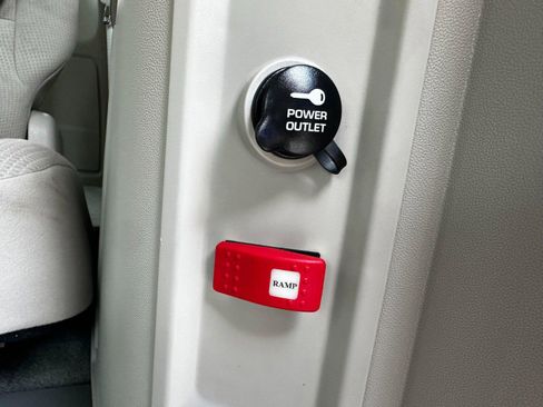 Used 2015 Dodge Grand Caravan SXT w/ Security Group image 18
