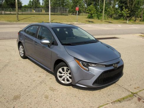 Used 2021 Toyota Corolla LE FWD image 2