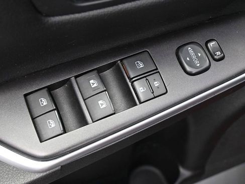 Used 2017 Toyota Camry LE image 3