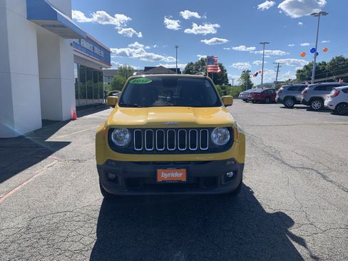 Used 2017 Jeep Renegade Latitude w/ Popular Equipment Group AWD/4WD image 2