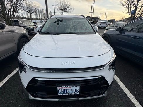 Certified 2023 Kia Niro EX Touring image 2