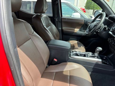 Used 2016 Toyota Tacoma Limited w/ Towing Package image 4