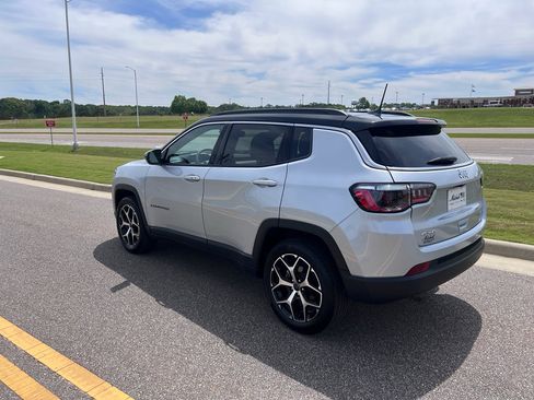 Used 2025 Jeep Compass Limited image 12