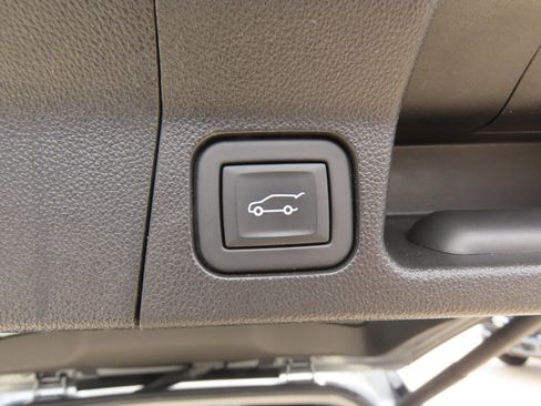 Used 2023 GMC Acadia SLE w/ Driver Convenience Package FWD image 15