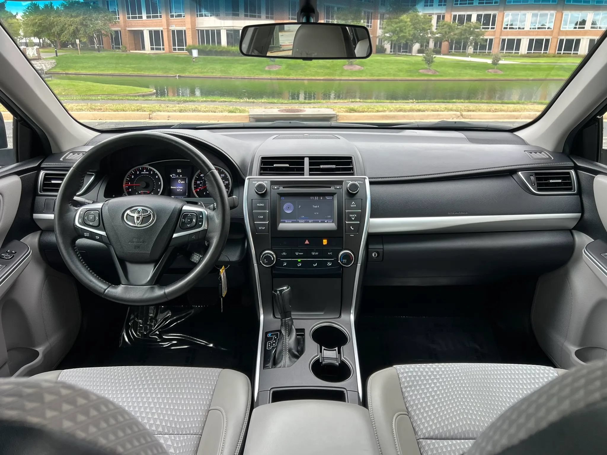 Used 2015 Toyota Camry SE FWD image 19