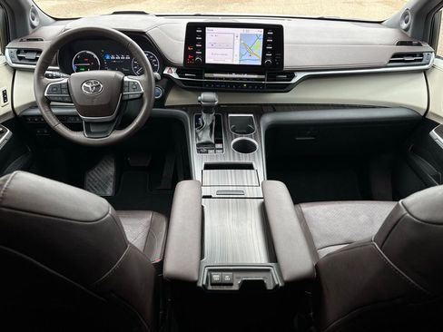 Used 2023 Toyota Sienna Platinum image 10