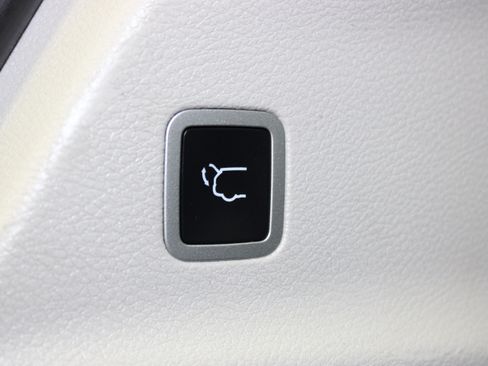 Used 2024 Chrysler Pacifica Touring-L FWD image 13