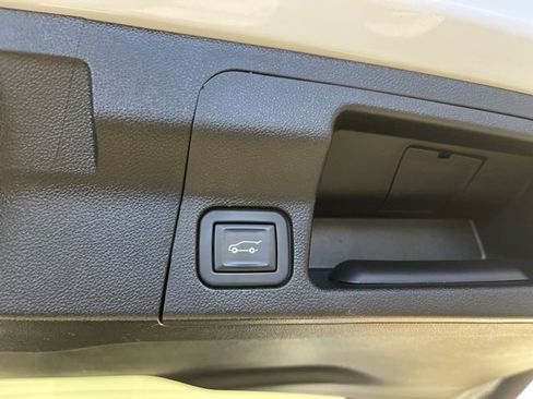 Used 2021 GMC Acadia Denali w/ Denali Ultimate Package image 9