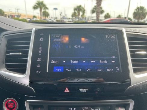 Certified 2018 Honda Pilot Touring image 10