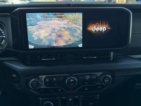 Used 2025 Jeep Wrangler Rubicon w/ Convenience Group image 21