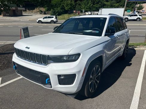 Used 2023 Jeep Grand Cherokee Overland w/ Luxury Tech Group IV AWD/4WD image 3