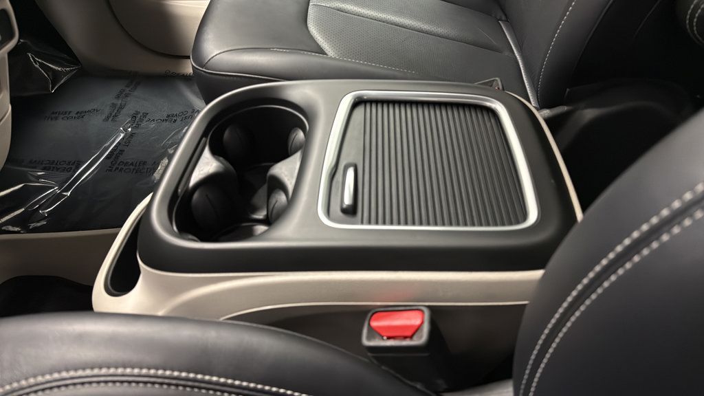 Used 2024 Chrysler Pacifica Touring-L FWD image 19
