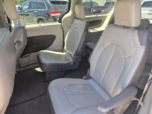 Used 2017 Chrysler Pacifica Touring-L w/ Tire & Wheel Group FWD image 9
