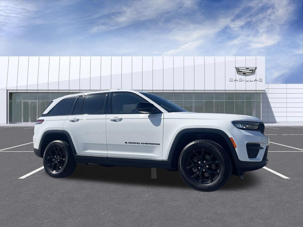 Used 2024 Jeep Grand Cherokee Altitude AWD/4WD image 1