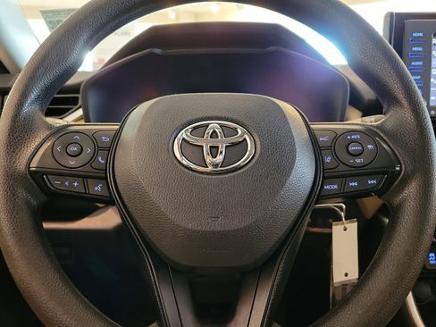 Used 2021 Toyota RAV4 LE image 17