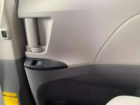 Used 2011 Toyota Sienna LE image 25