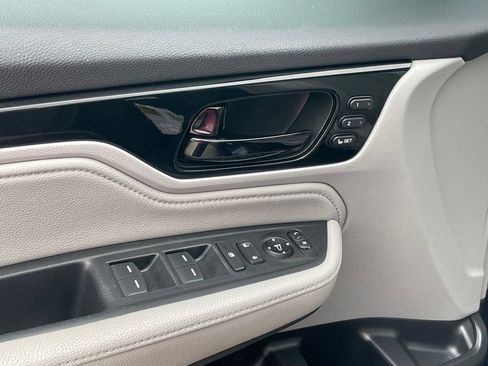 Used 2023 Honda Odyssey Touring image 11