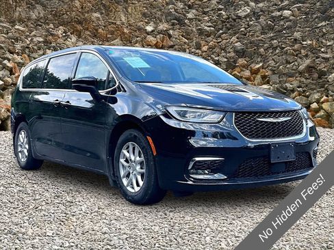 Used 2023 Chrysler Pacifica Touring-L FWD image 9