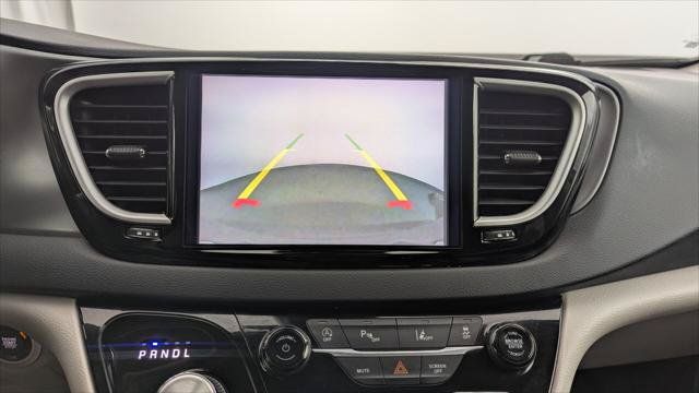 Used 2023 Chrysler Pacifica Touring-L FWD image 28