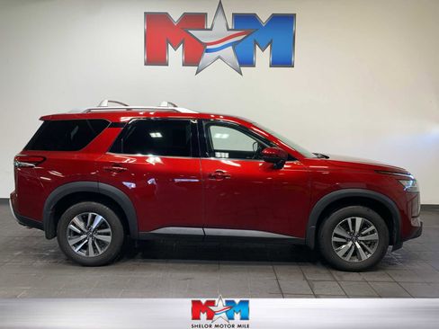 Used 2024 Nissan Pathfinder SL image 1