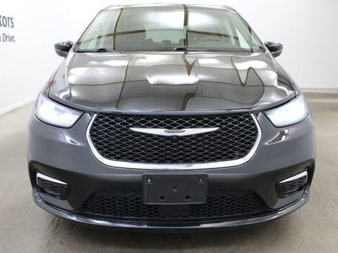 Used 2023 Chrysler Pacifica Touring-L FWD image 7