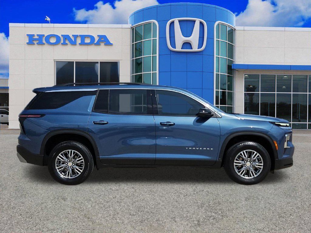Used 2025 Chevrolet Traverse LT w/ Driver Confidence Package FWD image 2