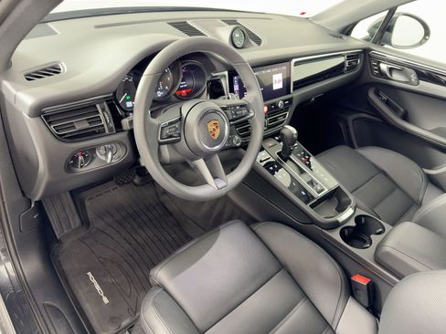 Certified 2025 Porsche Macan image 4