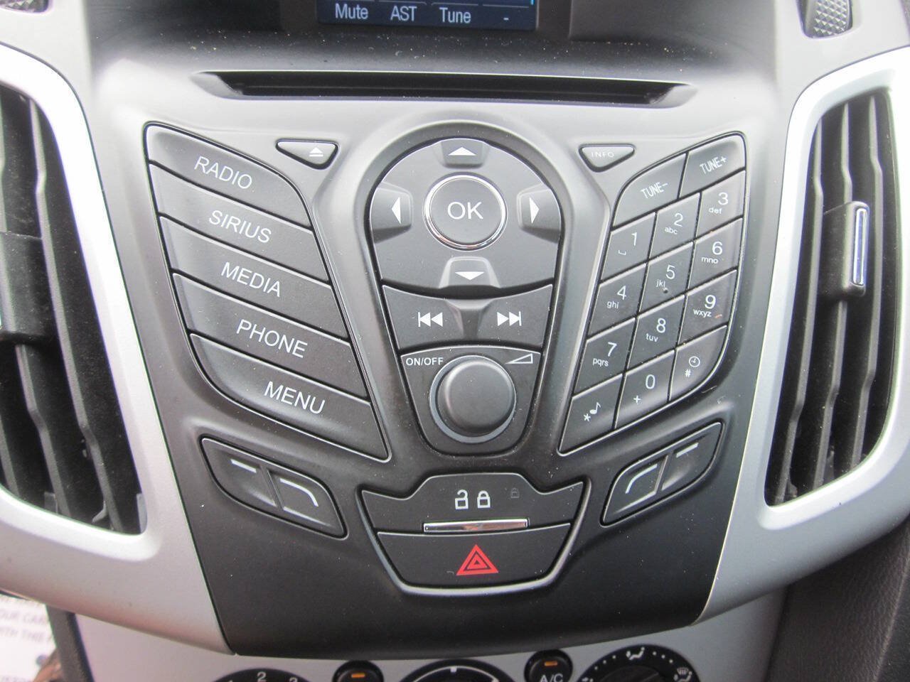 Used 2014 Ford Focus SE w/ Equipment Group 201A FWD image 12