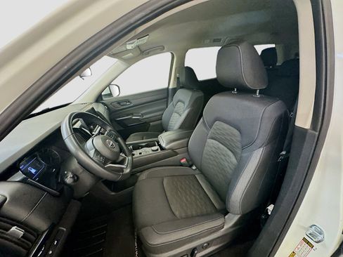 Used 2025 Nissan Pathfinder SV AWD/4WD image 13