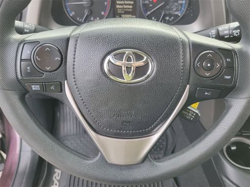 Used 2018 Toyota RAV4 LE image 19