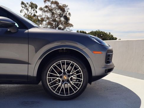 Certified 2023 Porsche Cayenne w/ Premium Package AWD/4WD image 11