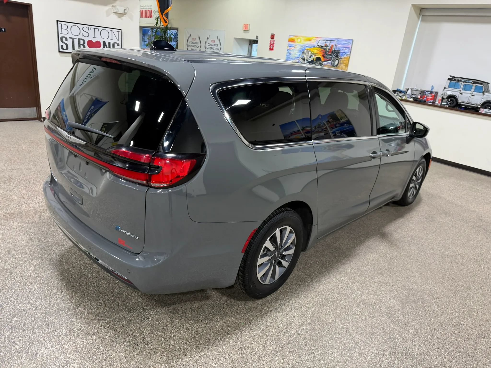 Used 2023 Chrysler Pacifica Touring-L FWD image 15
