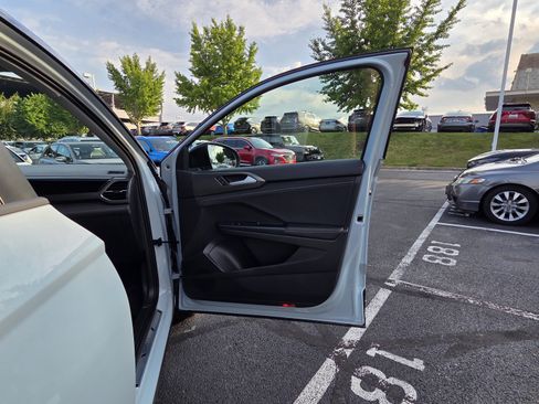 Certified 2025 Volkswagen Taos SE AWD/4WD image 33