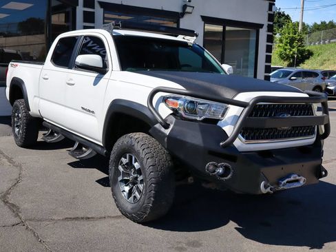 Used 2018 Toyota Tacoma TRD Off-Road AWD/4WD image 4