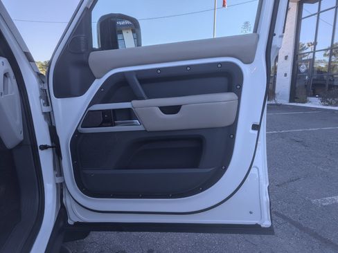 Used 2020 Land Rover Defender 110 HSE image 30