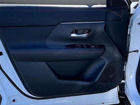 Certified 2025 Nissan Kicks SR image 19