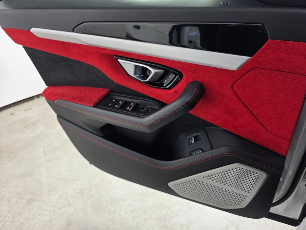Used 2019 Lamborghini Urus AWD/4WD image 25