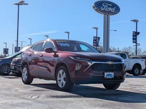 Used 2025 Chevrolet Trax LS FWD image 2