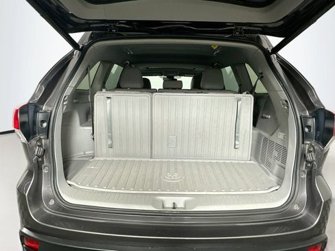 Used 2019 Toyota Highlander XLE AWD/4WD image 27