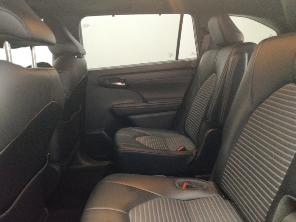 Used 2021 Toyota Highlander XSE FWD image 18
