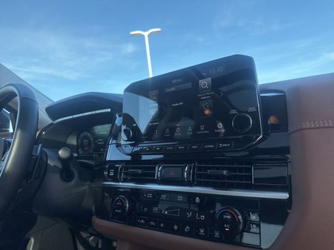 Used 2025 Nissan Pathfinder Platinum image 31