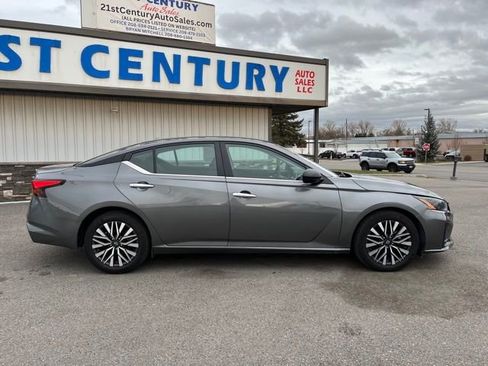 Used 2024 Nissan Altima 2.5 SV FWD image 15